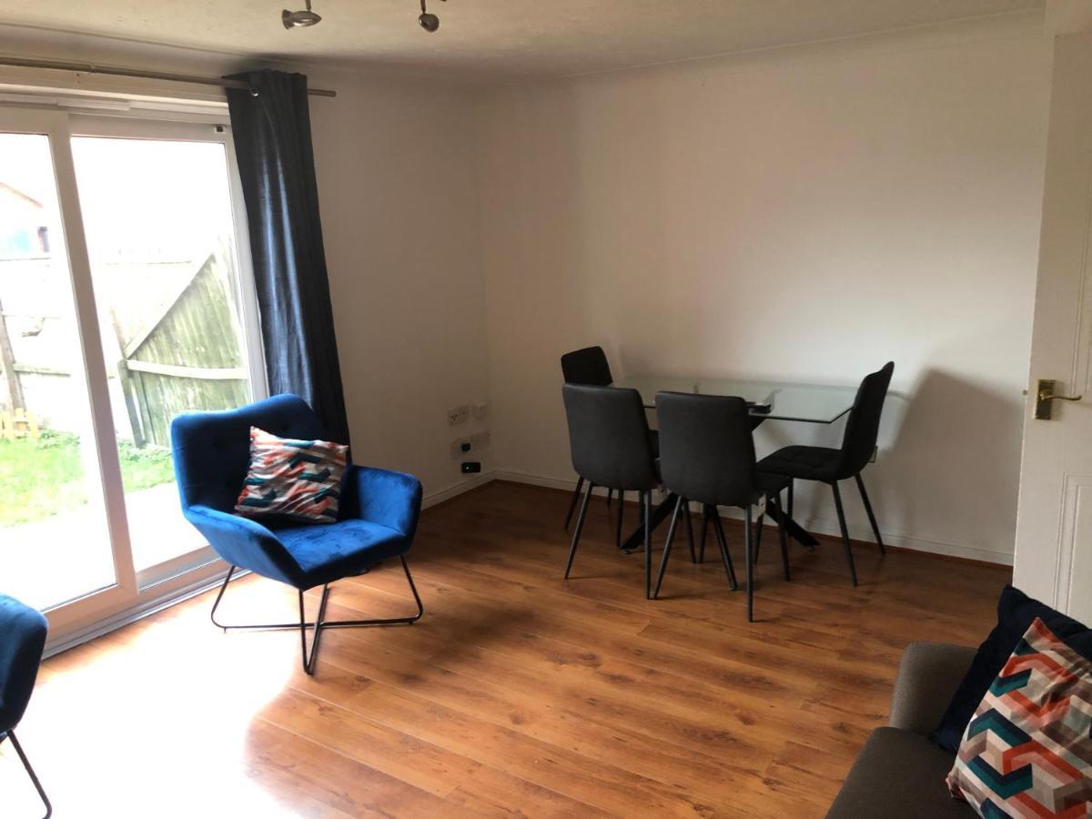 Hébergement de vacances Lovely 3 Bed Semi Detached House With Off Street Parking Located In A Quiet Close