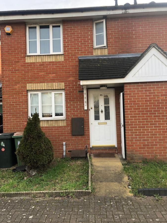 Hébergement de vacances Lovely 3 Bed Semi Detached House With Off Street Parking Located In A Quiet Close *