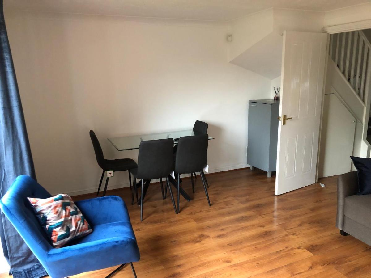 Hébergement de vacances Lovely 3 Bed Semi Detached House With Off Street Parking Located In A Quiet Close Londres