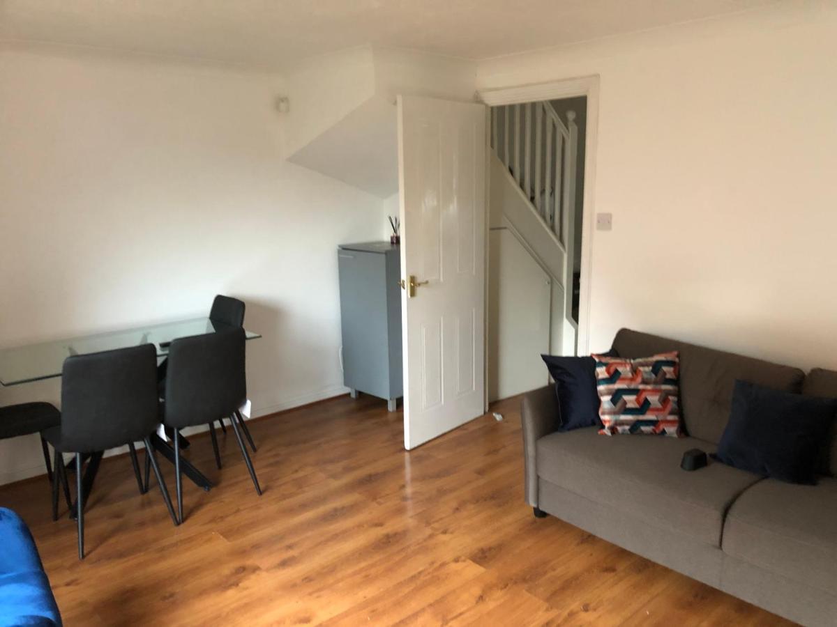 Lovely 3 Bed Semi Detached House With Off Street Parking Located In A Quiet Close Hébergement de vacances