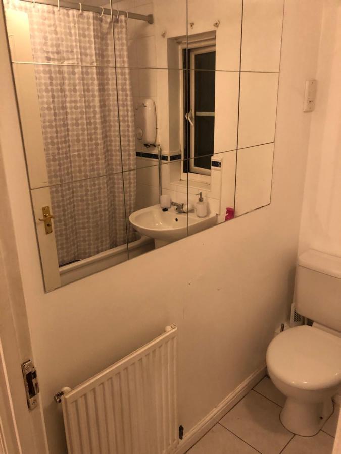 Hébergement de vacances Lovely 3 Bed Semi Detached House With Off Street Parking Located In A Quiet Close