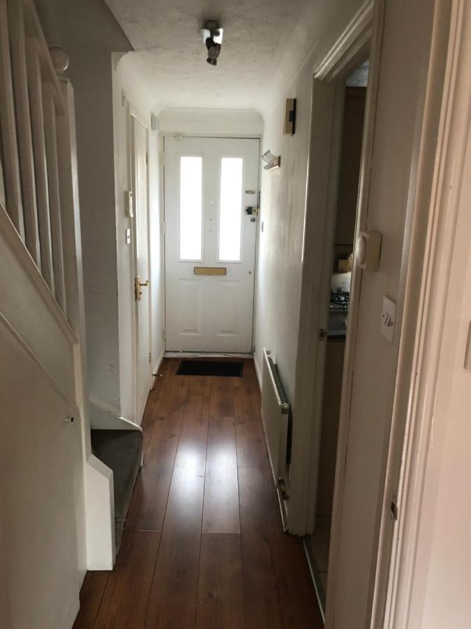 Hébergement de vacances Lovely 3 Bed Semi Detached House With Off Street Parking Located In A Quiet Close
