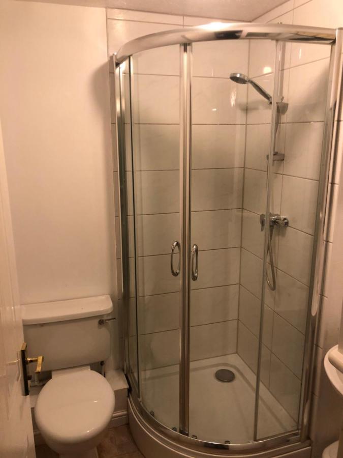 Hébergement de vacances Lovely 3 Bed Semi Detached House With Off Street Parking Located In A Quiet Close