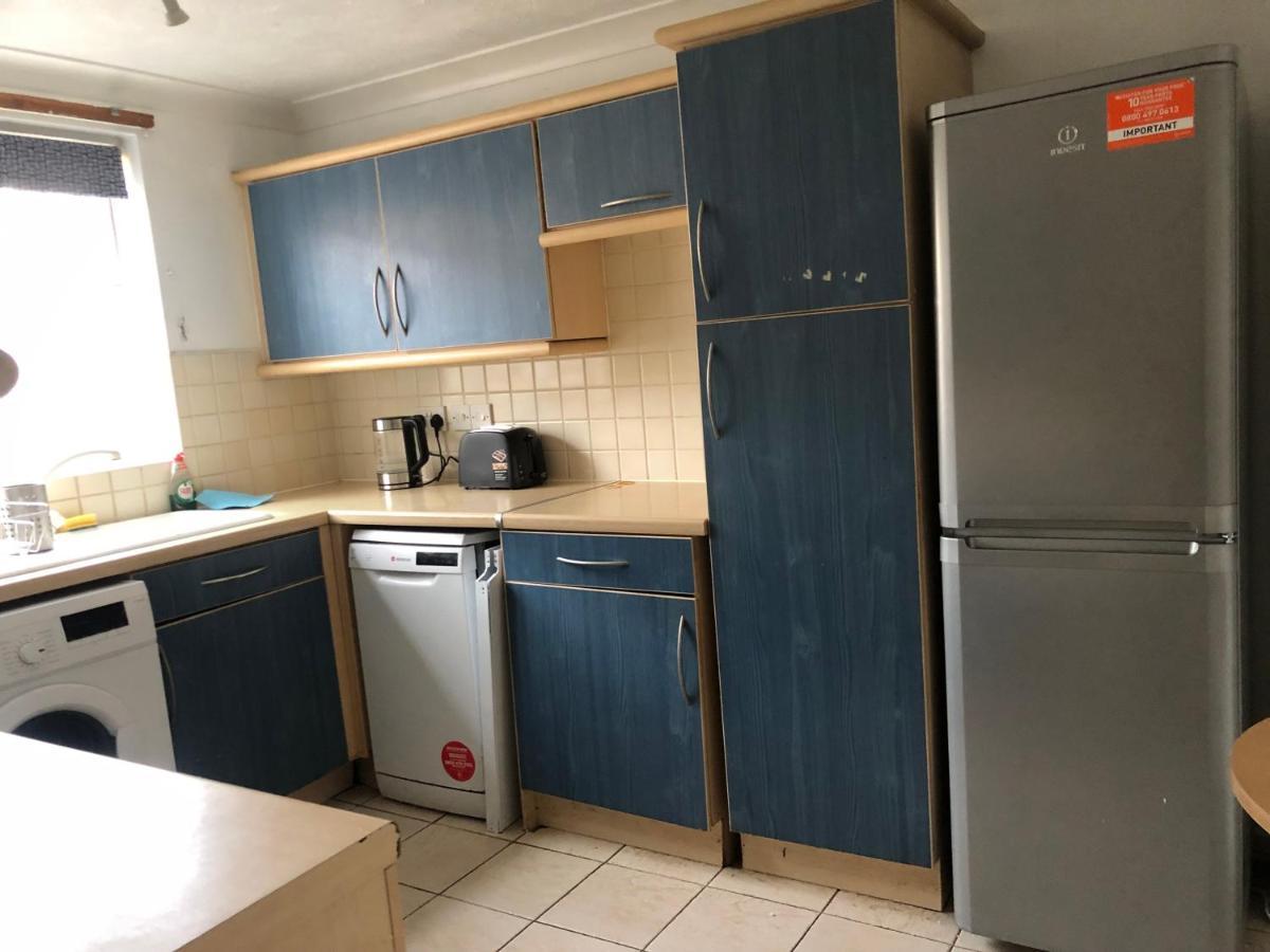 Lovely 3 Bed Semi Detached House With Off Street Parking Located In A Quiet Close Hébergement de vacances Londres