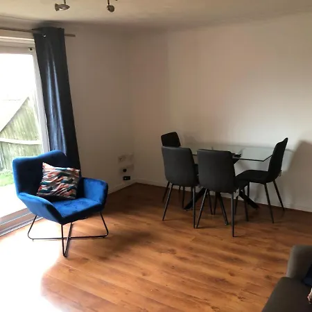 Lovely 3 Bed Semi Detached House With Off Street Parking Located In A Quiet Close London Exterior photo