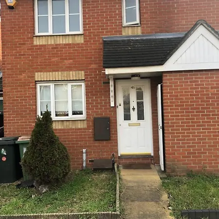 Lovely 3 Bed Semi Detached House With Off Street Parking Located In A Quiet Close London Exterior photo