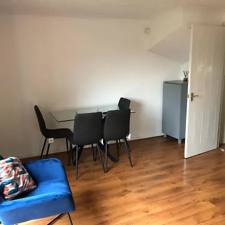 Lovely 3 Bed Semi Detached House With Off Street Parking Located In A Quiet Close London Exterior photo