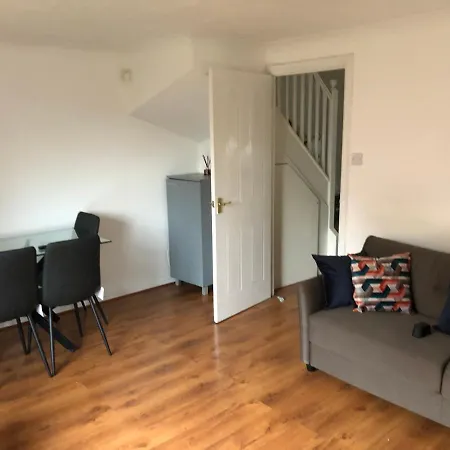 Lovely 3 Bed Semi Detached House With Off Street Parking Located In A Quiet Close London Exterior photo