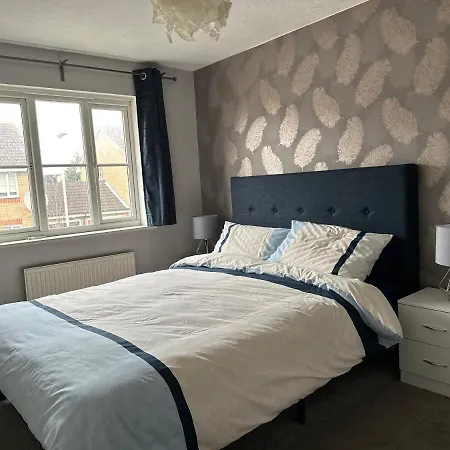 Lovely 3 Bed Semi Detached House With Off Street Parking Located In A Quiet Close London Exterior photo