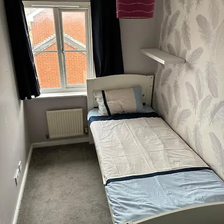Lovely 3 Bed Semi Detached House With Off Street Parking Located In A Quiet Close London Exterior photo