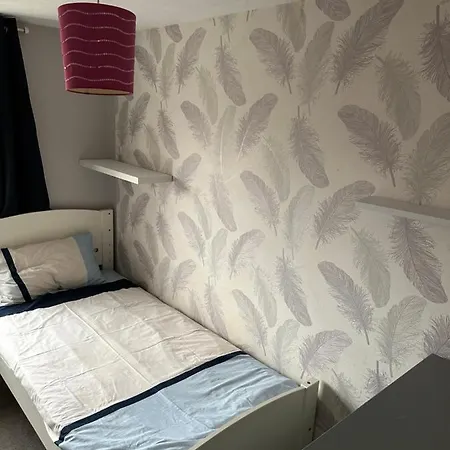Lovely 3 Bed Semi Detached House With Off Street Parking Located In A Quiet Close London Exterior photo