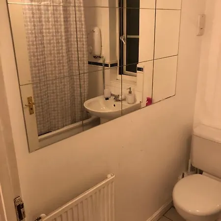 Lovely 3 Bed Semi Detached House With Off Street Parking Located In A Quiet Close London Exterior photo