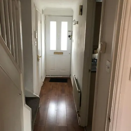 Lovely 3 Bed Semi Detached House With Off Street Parking Located In A Quiet Close London Exterior photo