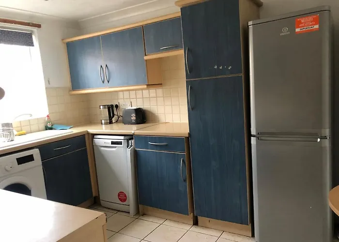 Lovely 3 Bed Semi Detached House With Off Street Parking Located In A Quiet Close