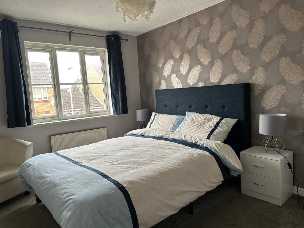 Casa de Férias Lovely 3 Bed Semi Detached House With Off Street Parking Located In A Quiet Close *