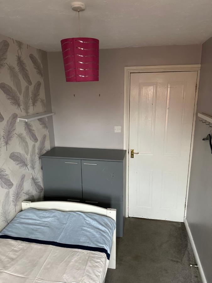 Casa de Férias Lovely 3 Bed Semi Detached House With Off Street Parking Located In A Quiet Close Londres